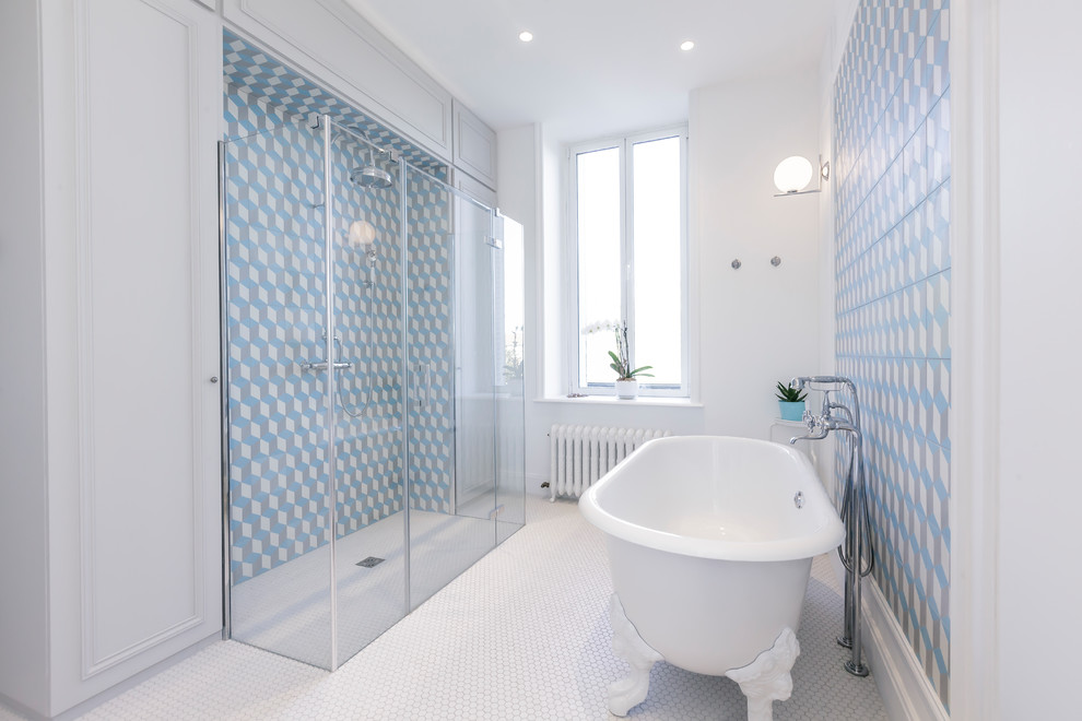 На фото: большая ванная комната в стиле неоклассика (современная классика) с ванной на ножках, душем без бортиков, синей плиткой, цементной плиткой, полом из мозаичной плитки, белым полом, душем с распашными дверями и белыми стенами