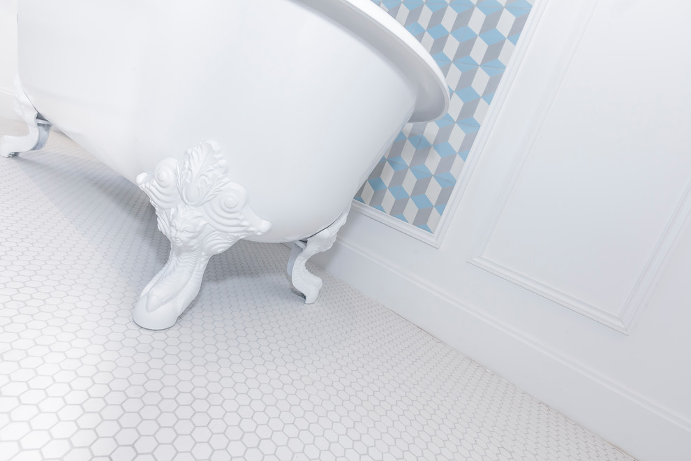 Foto på ett stort vintage badrum, med ett badkar med tassar, en kantlös dusch, blå kakel, cementkakel, mosaikgolv, ett piedestal handfat, vitt golv och dusch med gångjärnsdörr