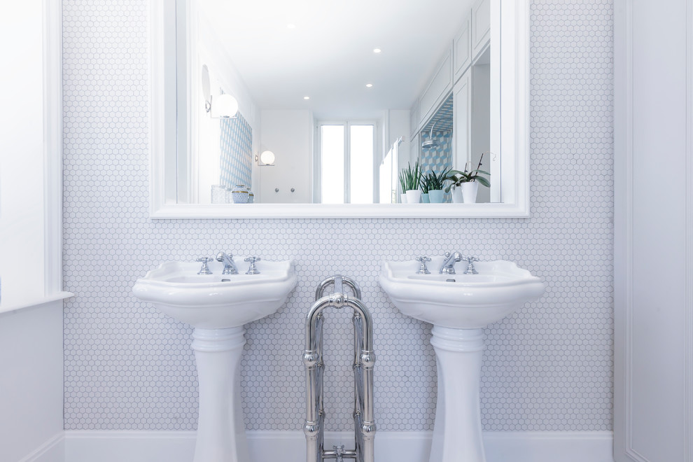 This is an example of a large classic bathroom in Nancy with a pedestal sink, white tiles, mosaic tiles and white walls.