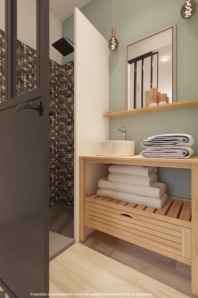 Idee per una stanza da bagno scandinava con doccia a filo pavimento, piastrelle grigie, parquet chiaro e lavabo da incasso