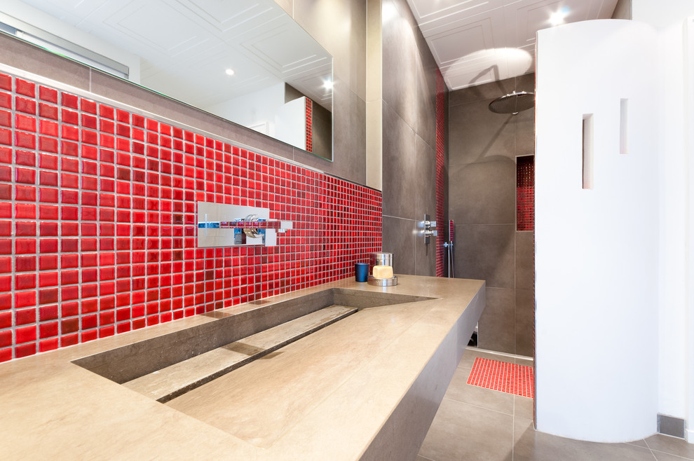 Mittelgroßes Shabby-Style Duschbad mit bodengleicher Dusche, roten Fliesen, Mosaikfliesen, grauer Wandfarbe, Waschtischkonsole, Marmor-Waschbecken/Waschtisch und grauem Boden in Straßburg