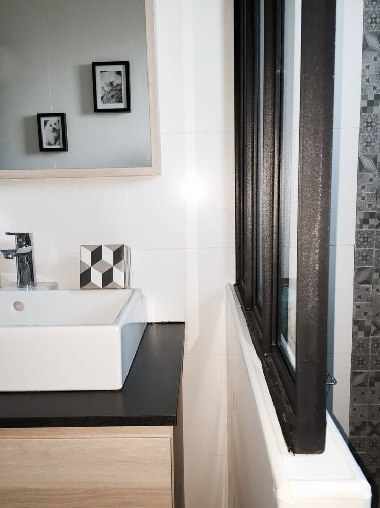 Exempel på ett litet modernt en-suite badrum, med cementkakel