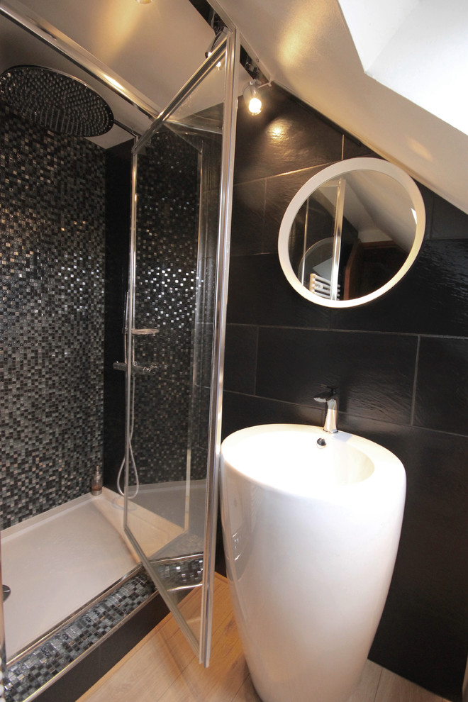 Exempel på ett litet modernt badrum med dusch, med luckor med profilerade fronter, vita skåp, en dusch i en alkov, svart kakel, skifferkakel, svarta väggar, laminatgolv, ett nedsänkt handfat, laminatbänkskiva, beiget golv och dusch med gångjärnsdörr