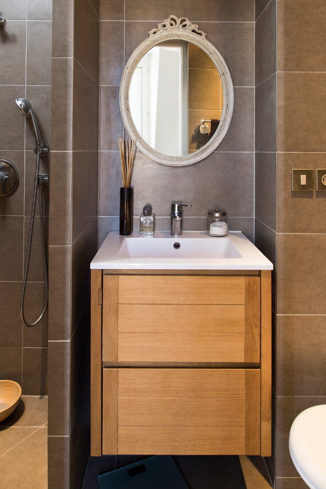 Cette photo montre une petite salle de bain principale tendance en bois clair avec une douche ouverte, WC séparés, des carreaux de céramique, un mur gris, carreaux de ciment au sol et un lavabo encastré.