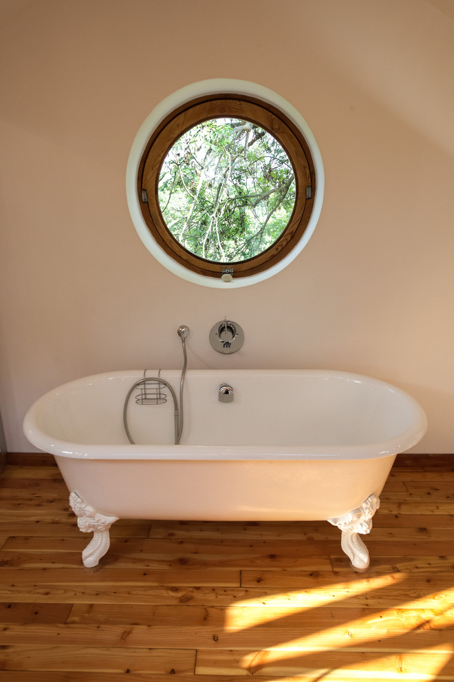 На фото: главная ванная комната в современном стиле