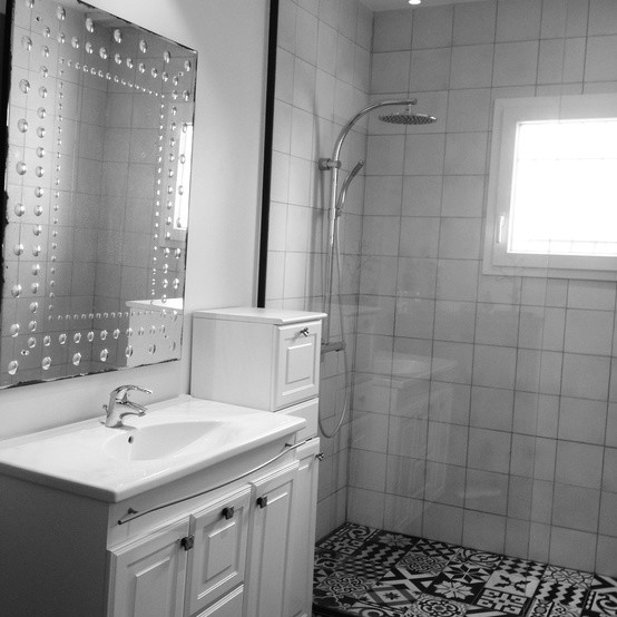 ボルドーにあるラスティックスタイルのおしゃれな浴室の写真