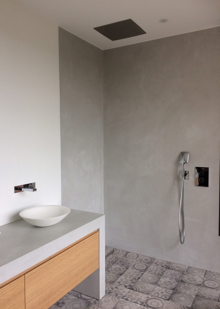 Idee per una stanza da bagno con doccia design di medie dimensioni con doccia a filo pavimento, pareti grigie, pavimento in cementine, lavabo rettangolare, top in cemento, pavimento grigio e doccia aperta