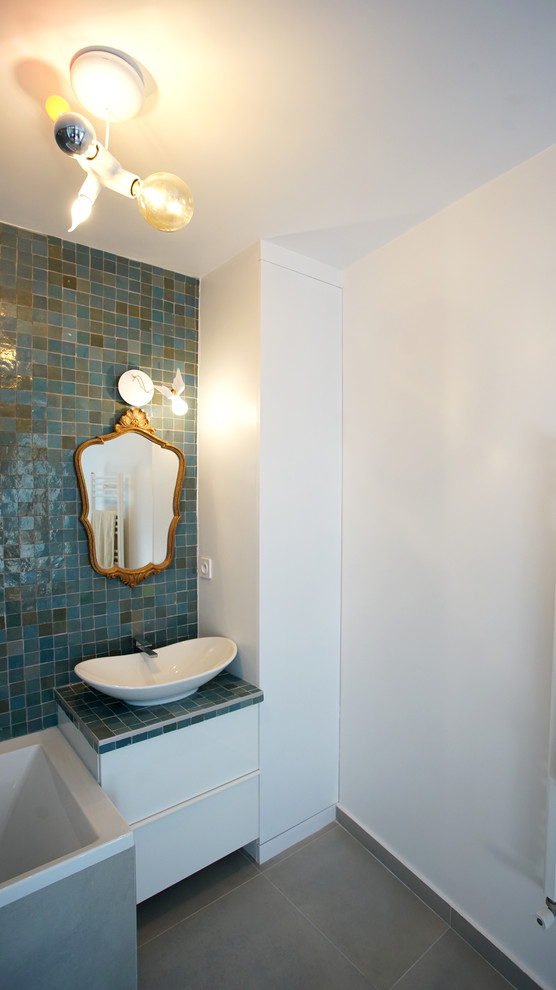 Пример оригинального дизайна: главная ванная комната среднего размера в стиле фьюжн с плоскими фасадами, белыми фасадами, полновстраиваемой ванной, душем без бортиков, терракотовой плиткой, разноцветными стенами, светлым паркетным полом, настольной раковиной и открытым душем