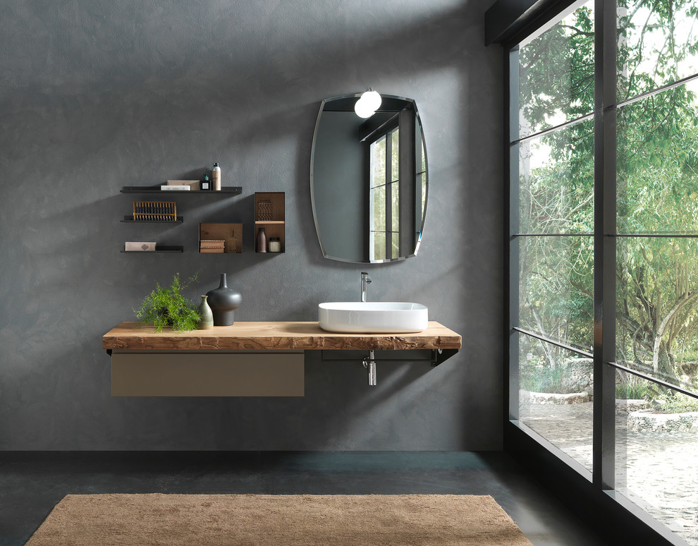 Exempel på ett mellanstort modernt en-suite badrum, med skåp i ljust trä, ett platsbyggt badkar, en kantlös dusch, en vägghängd toalettstol, grå kakel, grå väggar, klinkergolv i keramik, ett konsol handfat och granitbänkskiva