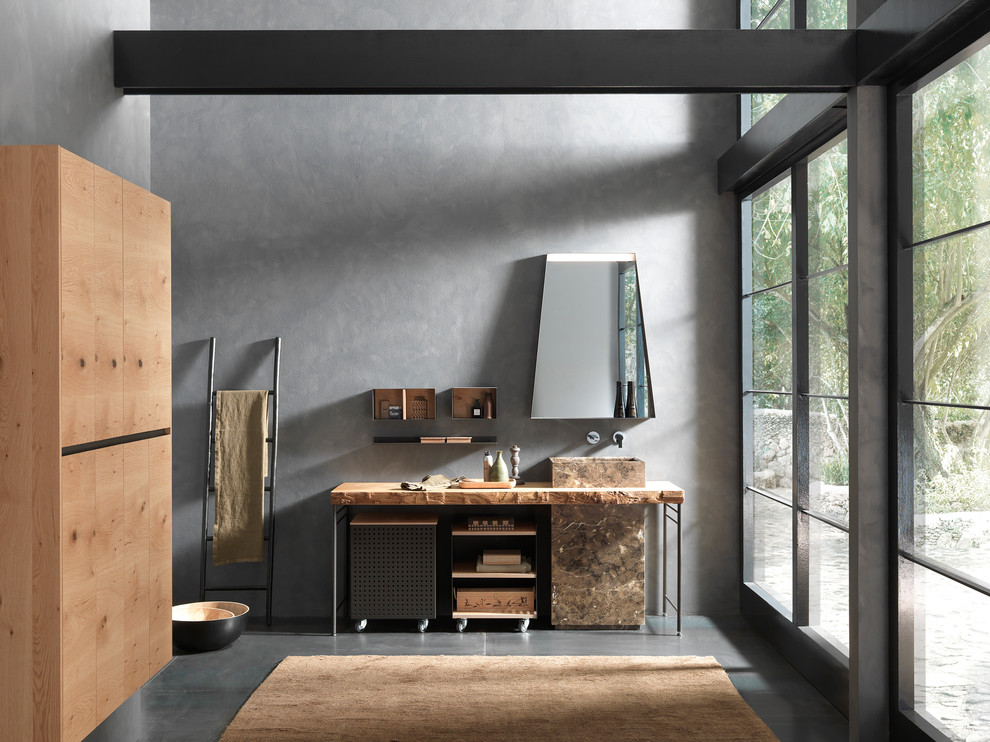 Idéer för ett mellanstort modernt brun en-suite badrum, med grå väggar, ett piedestal handfat, träbänkskiva och grått golv