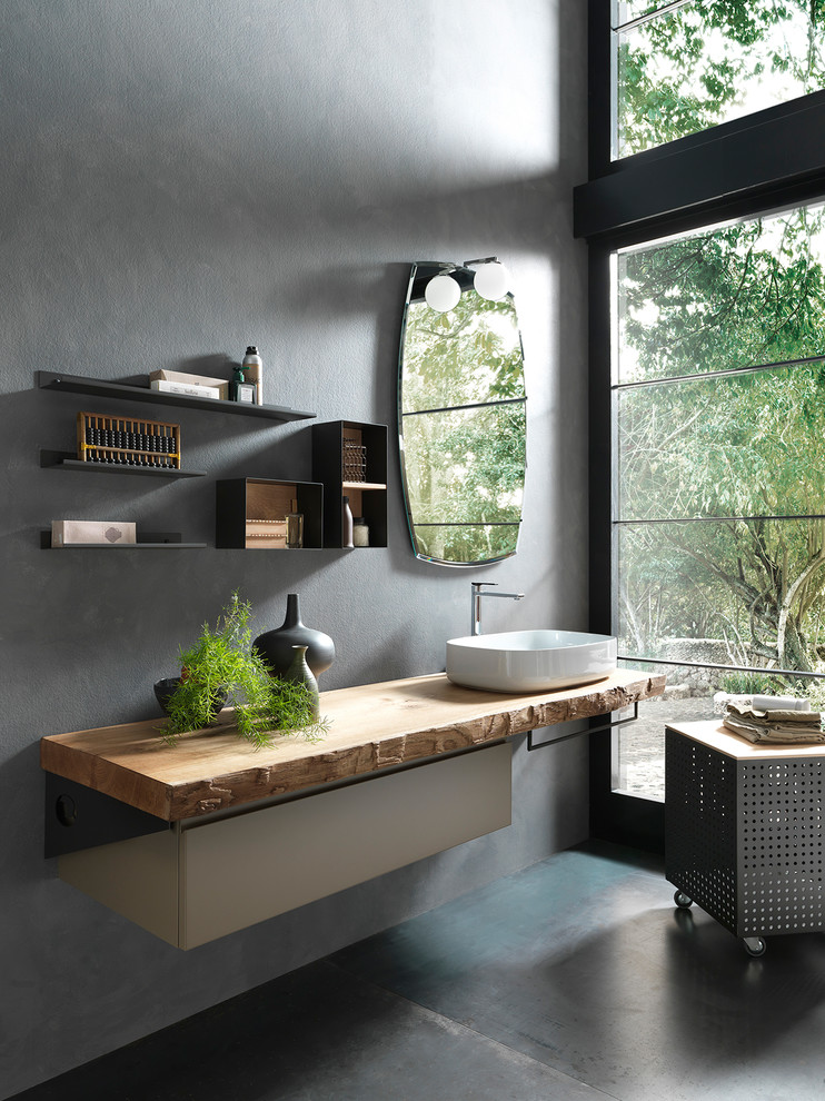 Пример оригинального дизайна: главная ванная комната среднего размера в современном стиле с серыми стенами, плоскими фасадами, настольной раковиной, столешницей из дерева, серым полом и коричневой столешницей