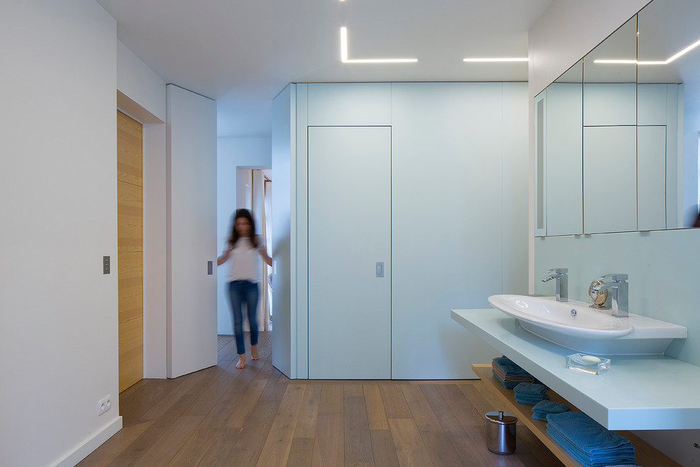 Diseño de cuarto de baño principal minimalista con armarios con rebordes decorativos y lavabo de seno grande