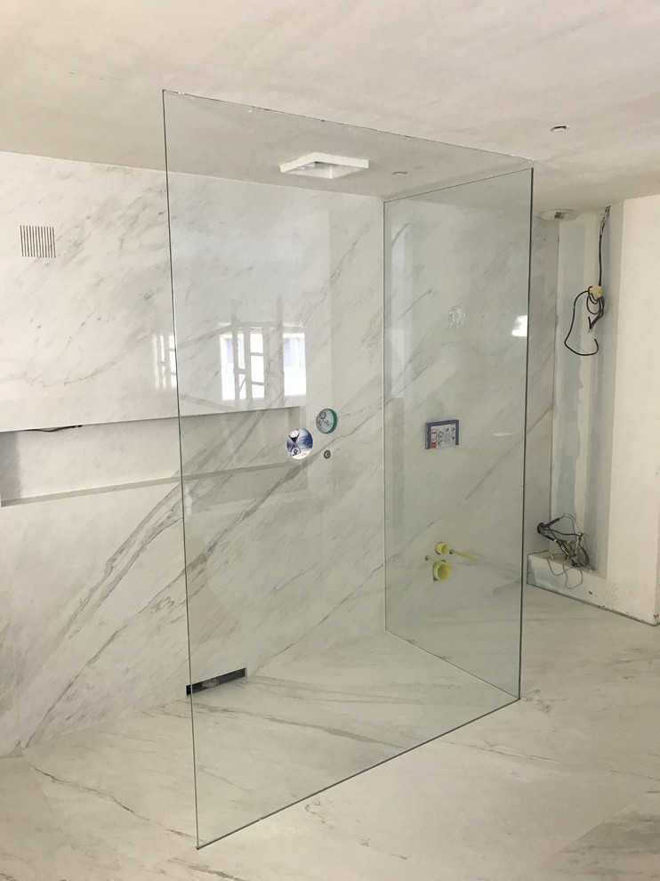 Пример оригинального дизайна: большая ванная комната в современном стиле с стеклянными фасадами, накладной ванной, душем без бортиков, инсталляцией, белой плиткой, керамической плиткой, белыми стенами, полом из керамической плитки, душевой кабиной, накладной раковиной, столешницей из плитки, белым полом и открытым душем