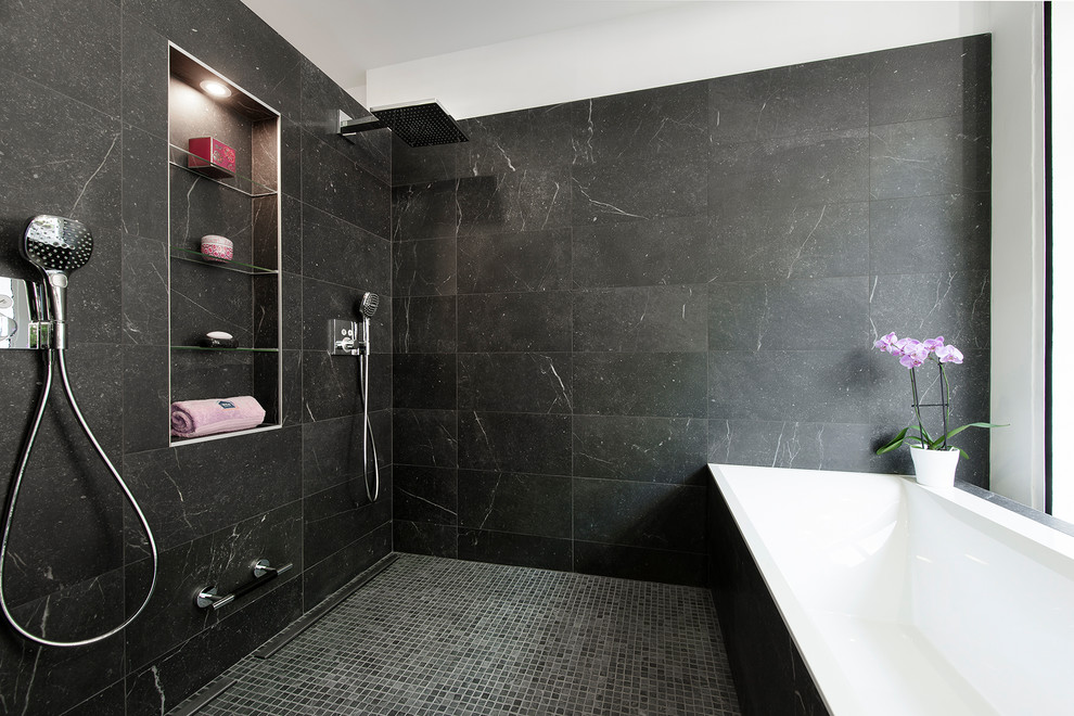 На фото: большая главная ванная комната в стиле модернизм с открытыми фасадами, светлыми деревянными фасадами, полновстраиваемой ванной, двойным душем, черно-белой плиткой, мраморной плиткой, черными стенами, полом из мозаичной плитки, черным полом, открытым душем и белой столешницей с
