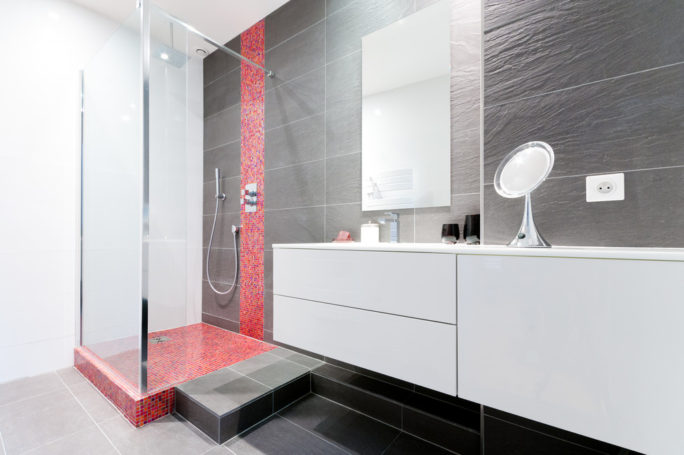 Kleines Modernes Duschbad mit rosa Fliesen, Schieferfliesen, grauer Wandfarbe, Schieferboden, Waschtischkonsole, Glaswaschbecken/Glaswaschtisch, grauem Boden und bodengleicher Dusche in Straßburg