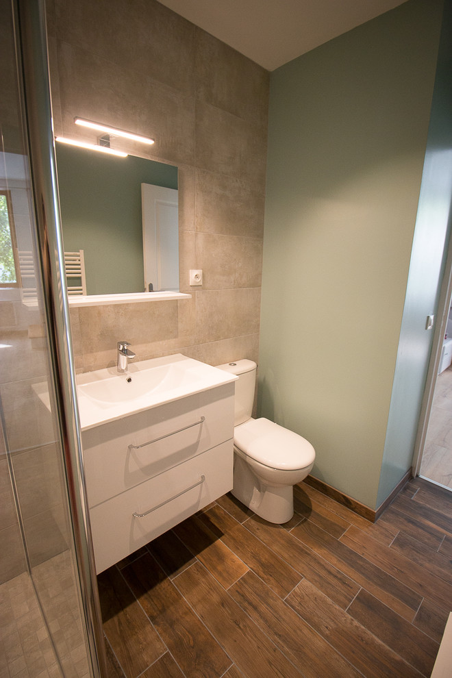 Exemple d'une petite salle d'eau moderne avec des portes de placard blanches, une douche à l'italienne, WC à poser, un carrelage gris, des carreaux de céramique, un mur gris, un sol en carrelage de céramique, une grande vasque, un sol marron et une cabine de douche à porte battante.