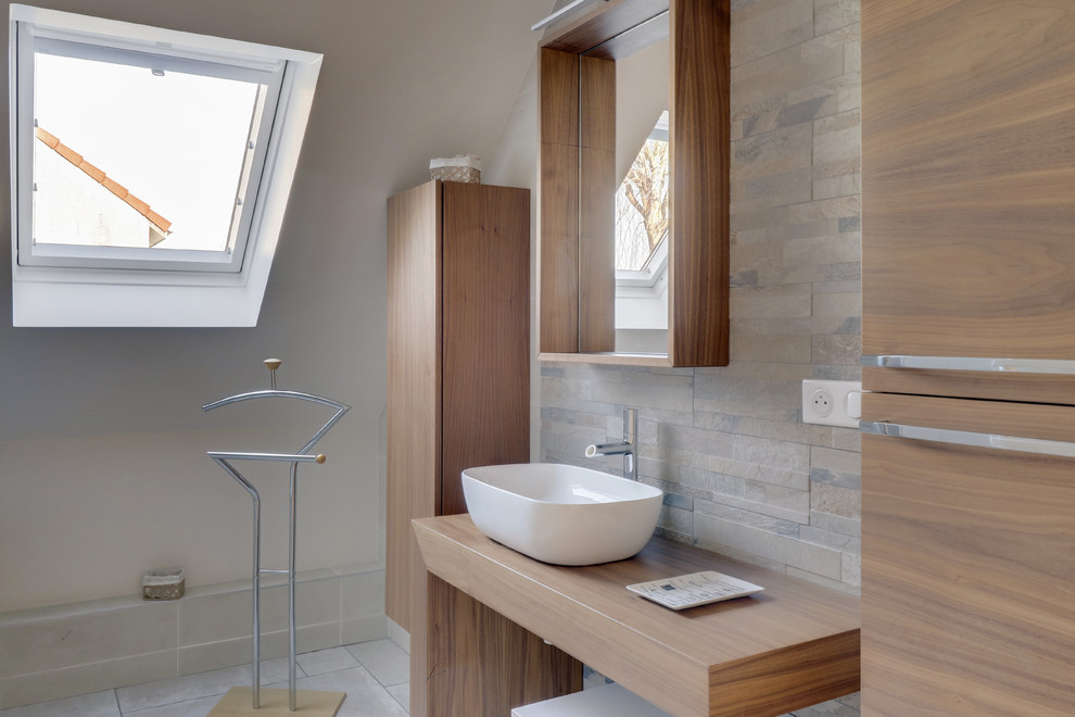 Свежая идея для дизайна: главная ванная комната среднего размера в современном стиле с серыми стенами и настольной раковиной - отличное фото интерьера