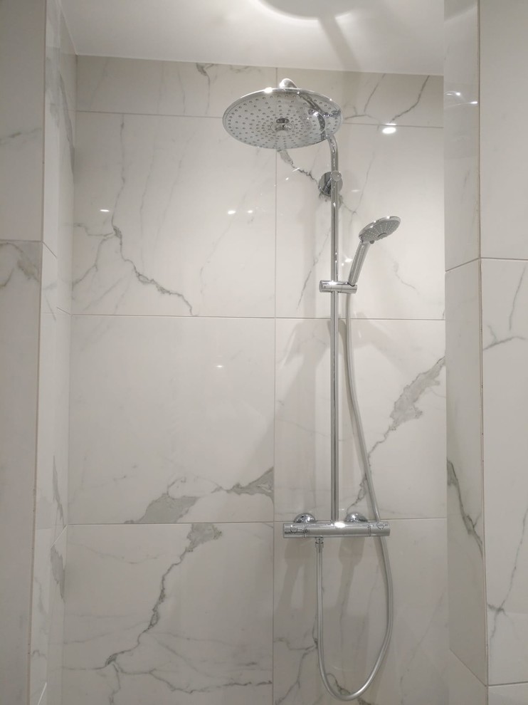 Bild på ett litet funkis svart svart badrum med dusch, med släta luckor, vita skåp, en kantlös dusch, grå kakel, keramikplattor, grå väggar, klinkergolv i keramik, ett fristående handfat, laminatbänkskiva, grått golv och med dusch som är öppen