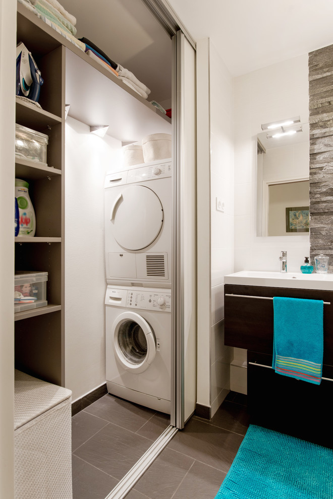Immagine di una stanza da bagno contemporanea con lavanderia