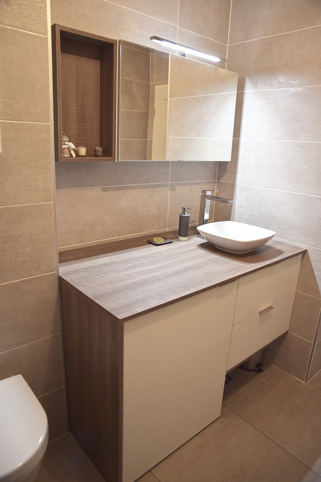 Cette image montre une salle de bain minimaliste en bois foncé de taille moyenne avec un placard à porte affleurante, un mur gris, un sol en carrelage de céramique et un sol gris.