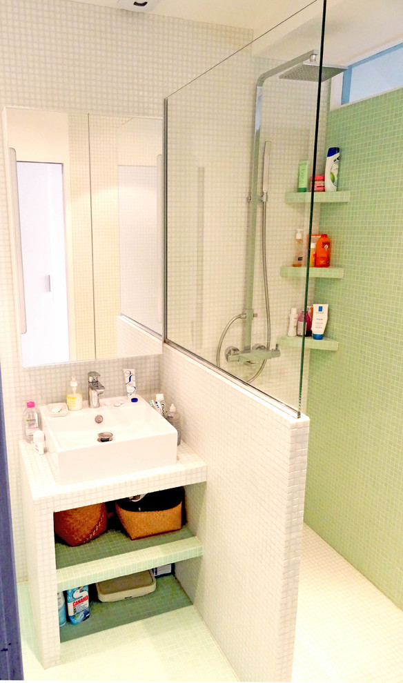 Idéer för små funkis en-suite badrum, med öppna hyllor, vit kakel och mosaik