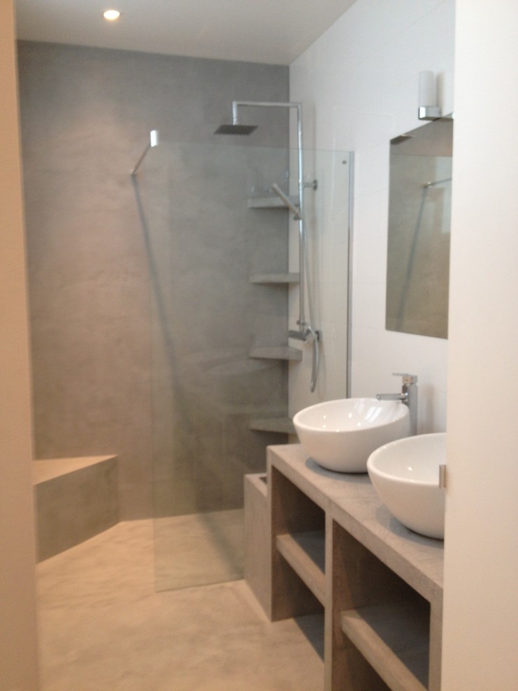 Bathroom - contemporary bathroom idea in Paris