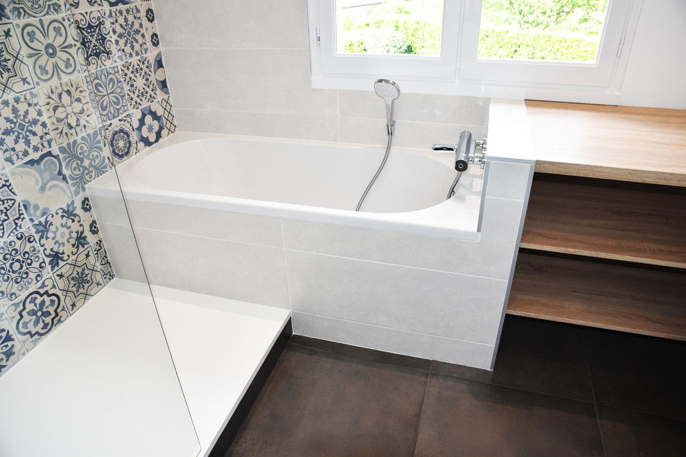 Exempel på ett mellanstort modernt en-suite badrum, med luckor med profilerade fronter, vita skåp, ett undermonterat badkar, cementkakel, vita väggar, ett undermonterad handfat, grått golv, en kantlös dusch, flerfärgad kakel, klinkergolv i keramik och laminatbänkskiva