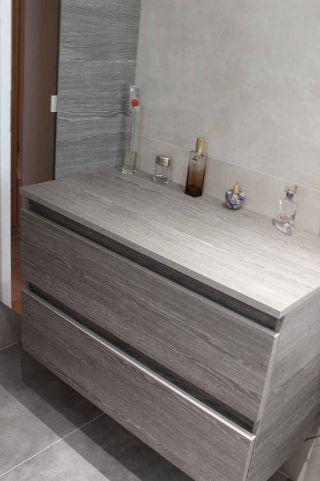 Kleines Modernes Badezimmer En Suite mit bodengleicher Dusche, beiger Wandfarbe, Keramikboden, Waschtischkonsole, grauem Boden, grauen Fliesen und Zementfliesen in Sonstige