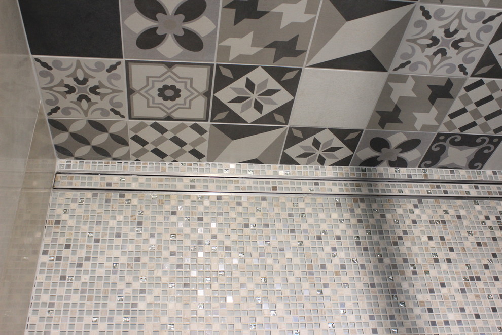 Ispirazione per una piccola stanza da bagno padronale minimalista con doccia a filo pavimento, pavimento con piastrelle in ceramica, lavabo a consolle, pavimento grigio, piastrelle grigie e piastrelle di cemento