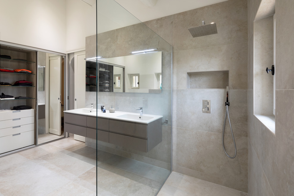 Inspiration pour une grande salle de bain principale traditionnelle avec une douche à l'italienne, WC suspendus, un carrelage beige, des carreaux de béton, un mur beige, un sol en calcaire, un sol beige et aucune cabine.