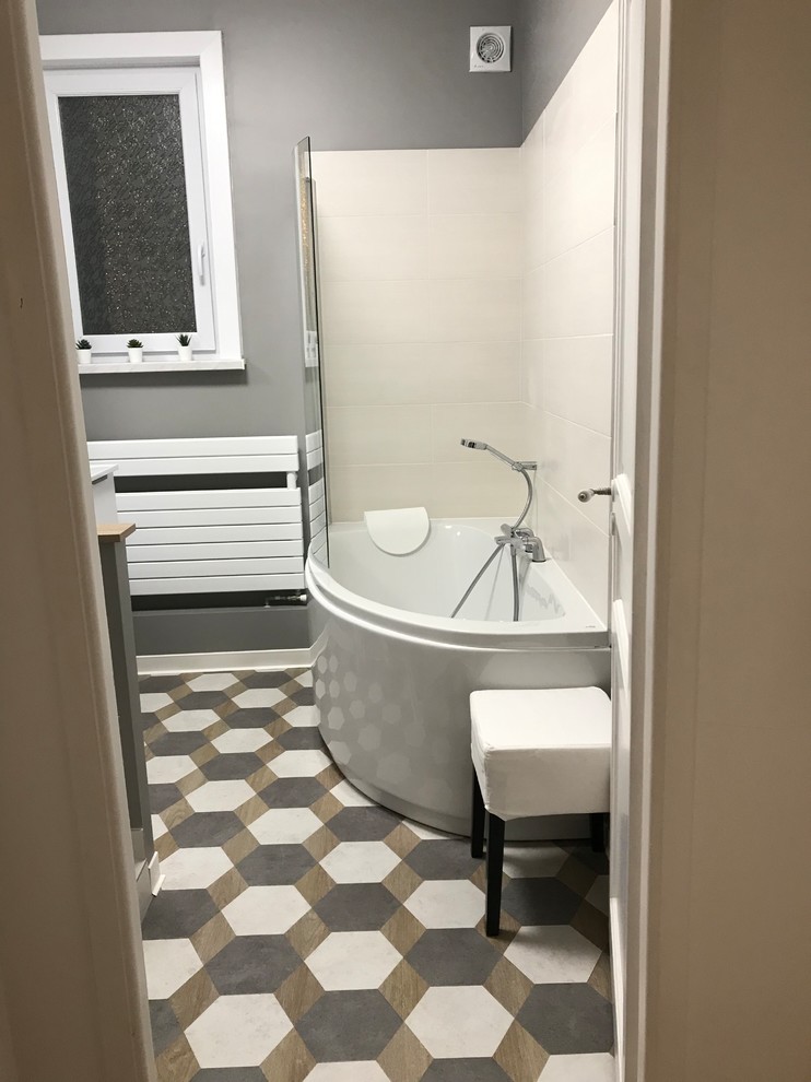 Свежая идея для дизайна: ванная комната среднего размера в стиле модернизм с белыми фасадами, унитазом-моноблоком, синей плиткой, серыми стенами, полом из винила, душевой кабиной и консольной раковиной - отличное фото интерьера