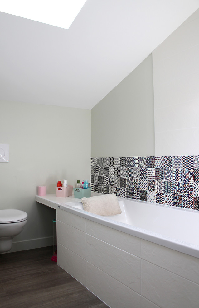 Стильный дизайн: маленькая детская ванная комната в современном стиле с белыми фасадами, полновстраиваемой ванной, душевой комнатой, инсталляцией, черно-белой плиткой, терракотовой плиткой, зелеными стенами, полом из ламината, монолитной раковиной и открытым душем для на участке и в саду - последний тренд