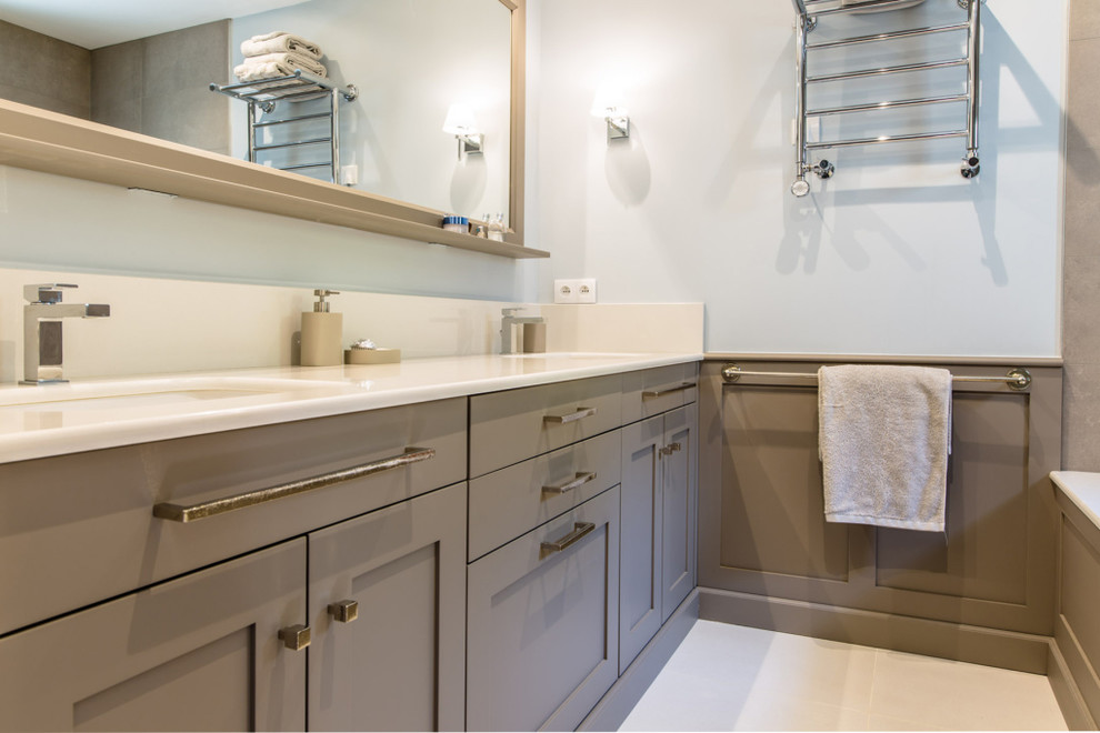 Klassisk inredning av ett mellanstort en-suite badrum, med luckor med profilerade fronter, bruna skåp, ett hörnbadkar, våtrum, spegel istället för kakel, vita väggar, cementgolv, ett integrerad handfat, marmorbänkskiva och beiget golv