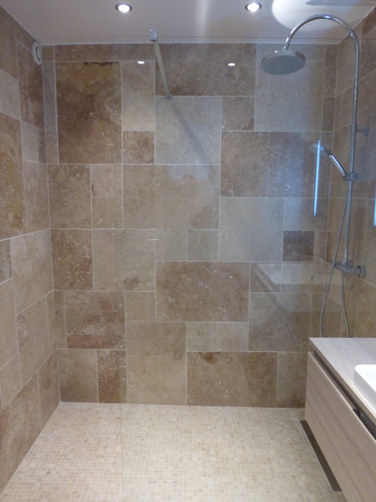 Idéer för ett mellanstort medelhavsstil en-suite badrum, med en kantlös dusch, beige kakel, travertinkakel, travertin golv och beiget golv