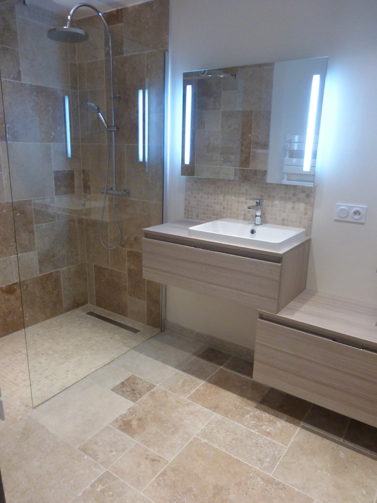 Idee per una stanza da bagno padronale mediterranea di medie dimensioni con doccia a filo pavimento, piastrelle beige, piastrelle in travertino, pavimento in travertino e pavimento beige