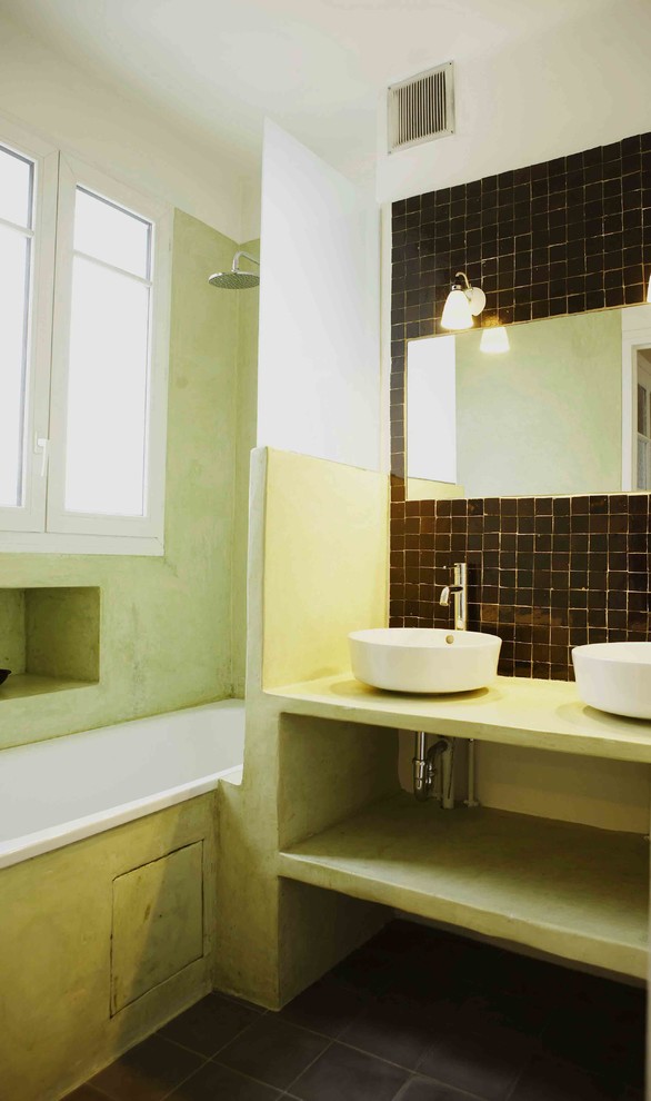 Idéer för ett mellanstort medelhavsstil en-suite badrum, med öppna hyllor, gröna skåp, ett undermonterat badkar, brun kakel, cementkakel, gröna väggar, skiffergolv, ett nedsänkt handfat och bänkskiva i betong