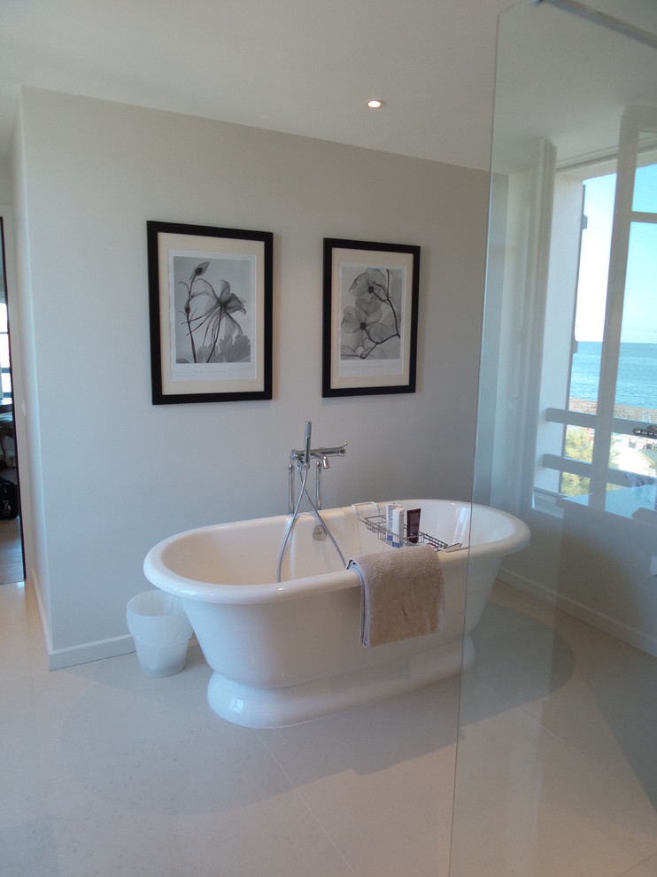 Esempio di una stanza da bagno con doccia design di medie dimensioni con ante beige, vasca da incasso, doccia aperta, lavabo sottopiano e top in quarzite