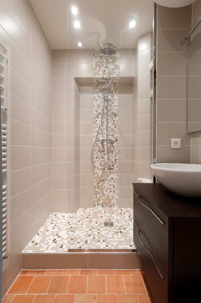 Photo of a medium sized contemporary shower room bathroom in Paris with a vessel sink, a built-in shower, a one-piece toilet, beige tiles, mosaic tiles, beige walls and mosaic tile flooring.