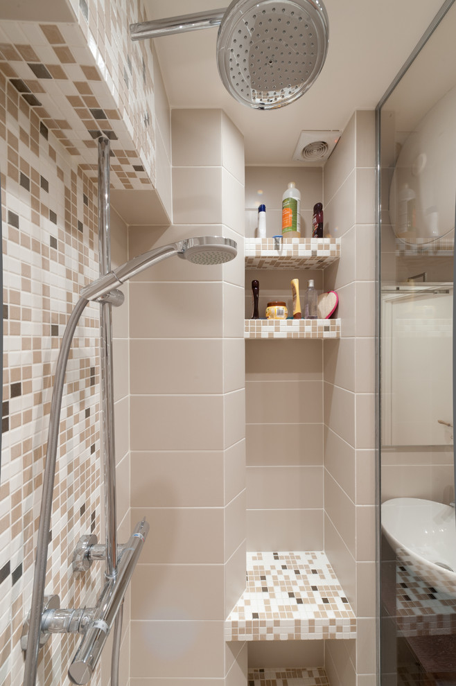 Exemple d'une salle d'eau tendance de taille moyenne avec une vasque, un plan de toilette en bois, une douche à l'italienne, WC à poser, un carrelage beige, mosaïque et un mur beige.