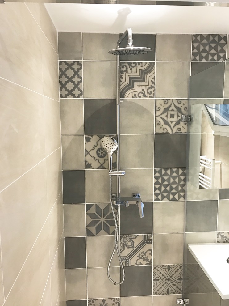 This is an example of a small retro bathroom in Marseille with ceramic flooring.