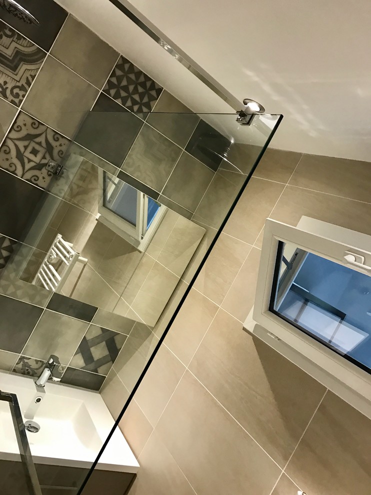Immagine di una piccola stanza da bagno minimalista con pavimento con piastrelle in ceramica