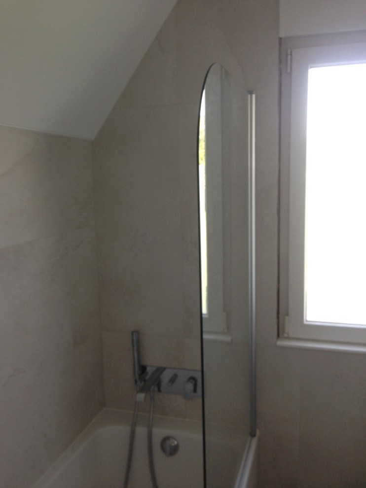 Immagine di una stanza da bagno padronale contemporanea di medie dimensioni con vasca da incasso, piastrelle beige e pareti beige