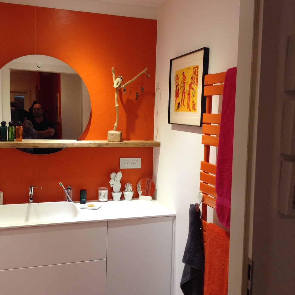 Immagine di una stanza da bagno con doccia minimalista di medie dimensioni con ante a filo, ante bianche, pavimento con piastrelle in ceramica, top in superficie solida, doccia alcova, pareti rosse e lavabo integrato