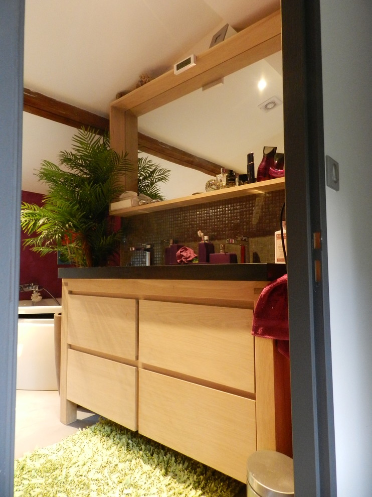 Inspiration för mellanstora moderna en-suite badrum, med ett konsol handfat, skåp i ljust trä, granitbänkskiva, en jacuzzi, en kantlös dusch, grå kakel, mosaik, rosa väggar och betonggolv