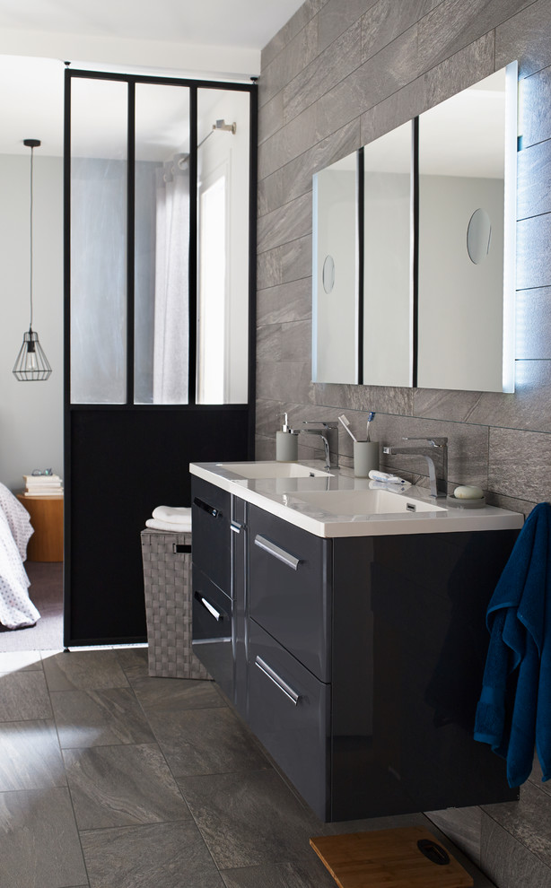 Idée de décoration pour une salle de bain principale design de taille moyenne avec des carreaux de céramique, un mur gris et un lavabo intégré.