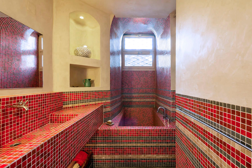Foto de cuarto de baño principal mediterráneo de tamaño medio con baldosas y/o azulejos multicolor, paredes beige, encimera de azulejos, lavabo integrado, bañera japonesa y baldosas y/o azulejos en mosaico
