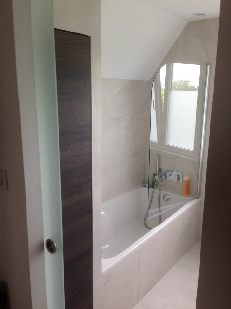 Photo of a medium sized contemporary ensuite bathroom in Strasbourg with a built-in bath, beige tiles and beige walls.