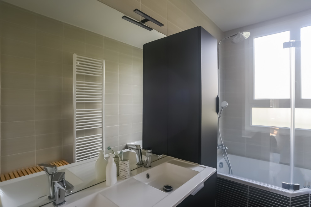 Salle de bains noire et blanche dans une maison de l'ouest lyonnais
