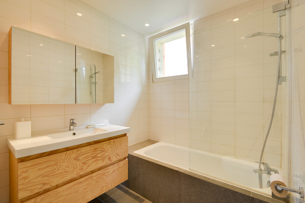 Пример оригинального дизайна: главная ванная комната среднего размера в скандинавском стиле с плоскими фасадами, коричневыми фасадами, полновстраиваемой ванной, душем над ванной, унитазом-моноблоком, белой плиткой, керамогранитной плиткой, белыми стенами, полом из керамической плитки, консольной раковиной, серым полом, открытым душем и белой столешницей