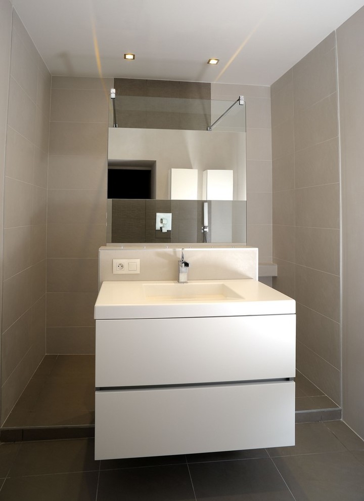 Idee per una piccola stanza da bagno con doccia minimalista con doccia a filo pavimento, piastrelle beige, piastrelle in ceramica, pareti beige, pavimento con piastrelle in ceramica e top in superficie solida
